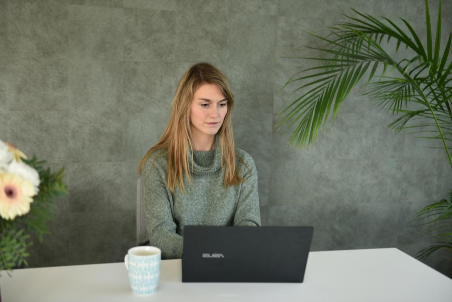 Modernes Setup für Mobile Game Development mit mehreren Bildschirmen und Entwicklungstools